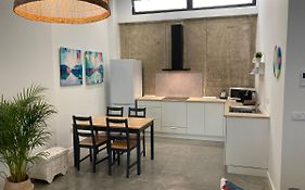Acogedor apartamento en semisótano con patio y cerca de la Plaza de España